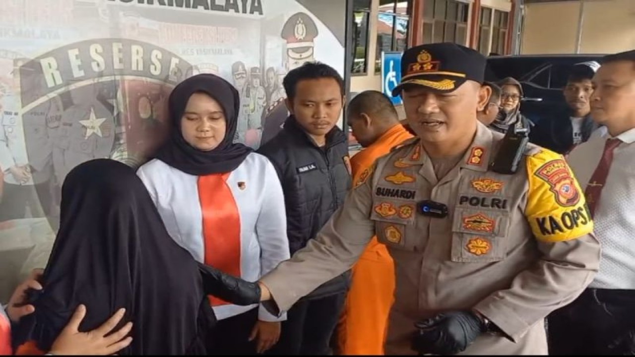 Polisi menunjukkan tersangka kasus orang tua yang membunuh anak kandungnya saat jumpa pers di Kabupaten Tasikmalaya, Jawa Barat, Senin (4/12/2023). (ANTARA/HO-Pokja Polres Tasikmalaya)