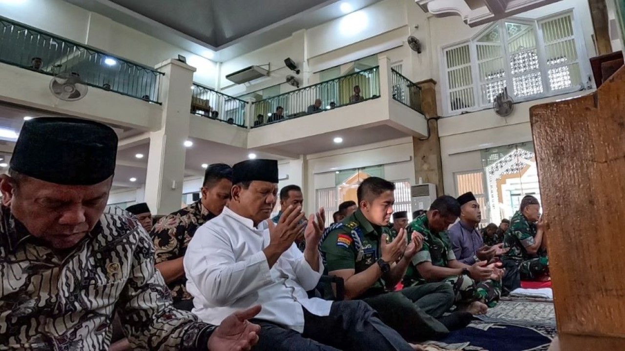 Prabowo Subianto melaksanakan salat Jumat bersama di Kementerian Pertahanan (Kemenhan), Jakarta, Jumat (22/12/2023) ketimbang berkampanye. (Foto: Istimewa)