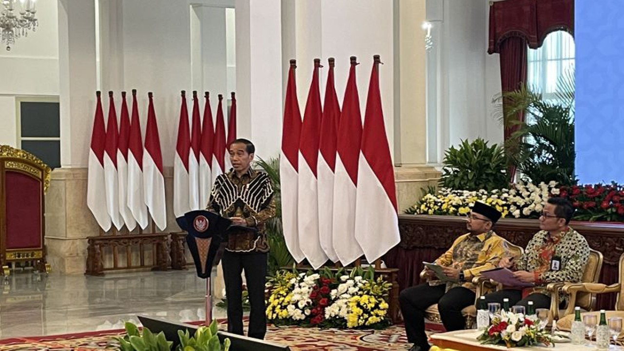 Presiden Joko Widodo memberikan arahan dalam Rapat Kerja Tahun 2023 Badan Pengelola Keuangan Haji (BPKH) di Istana Negara, Jakarta, Selasa (12/12/2023). (ANTARA/Yashinta Difa)