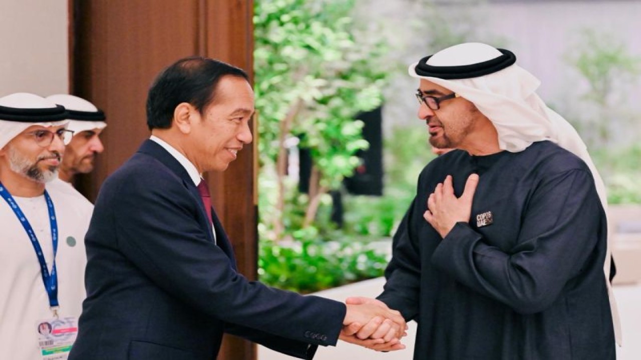 Presiden RI Joko Widodo (kiri) berjabat tangan dengan Presiden UAE Sheikh Mohamed bin Zayed Al Nahyan (kanan) dalam pertemuan bilateral di sela-sela COP28 di Dubai, Jumat (1/12/2023). ANTARA/HO-Biro Pers Sekretariat Presiden RI
