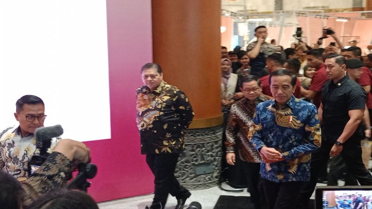 Presiden Joko Widodo saat menghadiri acara Pembukaan UMKM Expo(rt) Brilianpreneur 2023 Crafting Global Connection di JCC, Jakarta, Kamis (7/12/2023). (ANTARA/Rangga Pandu)