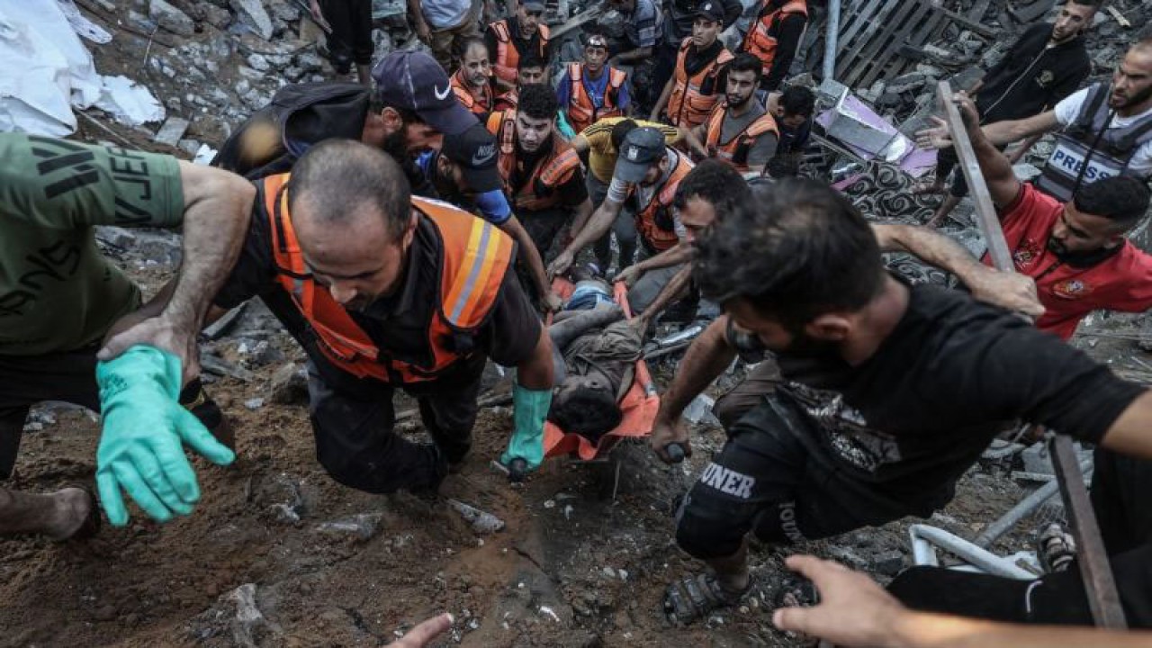 Warga membawa seorang pria setelah dievakuasi dari reruntuhan bangunan keluarga Bakr yang hancur karena serangan Israel di Al-Shati, Kota Gaza (21/10/2023). Serangan udara Israel masih terus berlanjut hingga hari ke-15 di Gaza. ANTARA FOTO/Ali Jadallah/Anadolu via Reuters/tom.