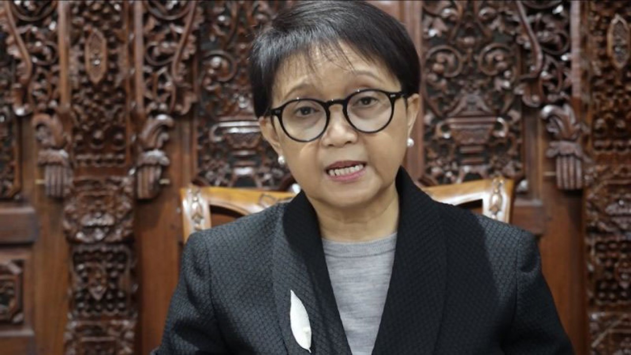 Tangkapan layar Menteri Luar Negeri Retno Marsudi saat mengumumkan evakuasi seorang WNI relawan MER-C dari Gaza ke Mesir dalam pernyataan pers secara daring pada Sabtu (9/12/2023). (ANTARA/Yashinta Difa)