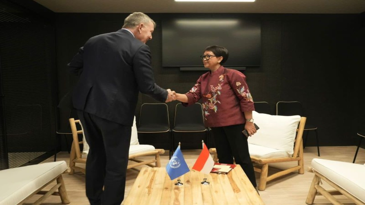 Menteri Luar Negeri Retno Marsudi (kanan) bertemu Komisaris Jenderal UNRWA Philippe Lazzarini (kiri) di Jenewa, Swiss, pada Rabu (13/12/2023). (ANTARA/HO-platform X Menlu_RI)