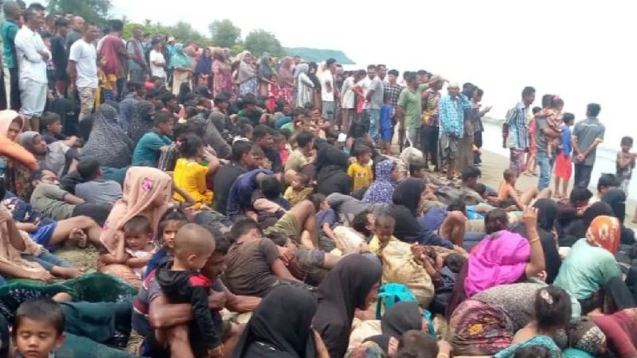 Ilustrasi - Pengungsi Rohingya saat mendarat di kawasan pantai Pidie, Aceh, Selasa (14/11/2023). ANTARA/HO-UNHCR