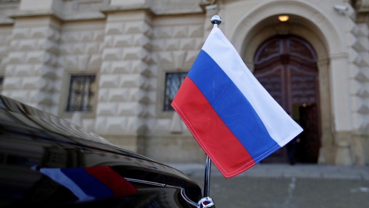 Bendera nasional Rusia terlihat di mobil di depan Kementerian Luar Negeri di Praha, Republik Ceko, 21 April 2021. (David W. Cerny/Reuters)