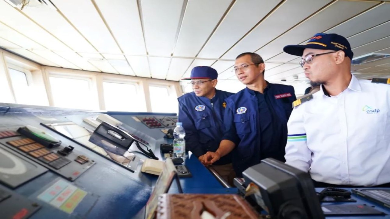 Anggota Komite BPH Migas Saleh Abdurrahman (kiri) dan Eman Salman Arief (tengah) dalam rangkaian kunjungannya ke Pelabuhan Merak, Banten, dan Pelabuhan Bakauheni, Lampung, Selasa (26/12/2023). ANTARA/HO-Humas BPH Migas