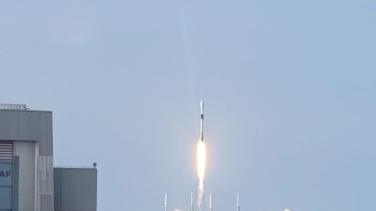 Roket Falcon 9 meluncur ke angkasa membawa satelit Republik Indonesia (SATRIA-1) dari Cape Canaveral Space Launch Complex SLC 40, Florida, AS, Minggu (18/6/2023). (ANTARA/Livia Kristianti)