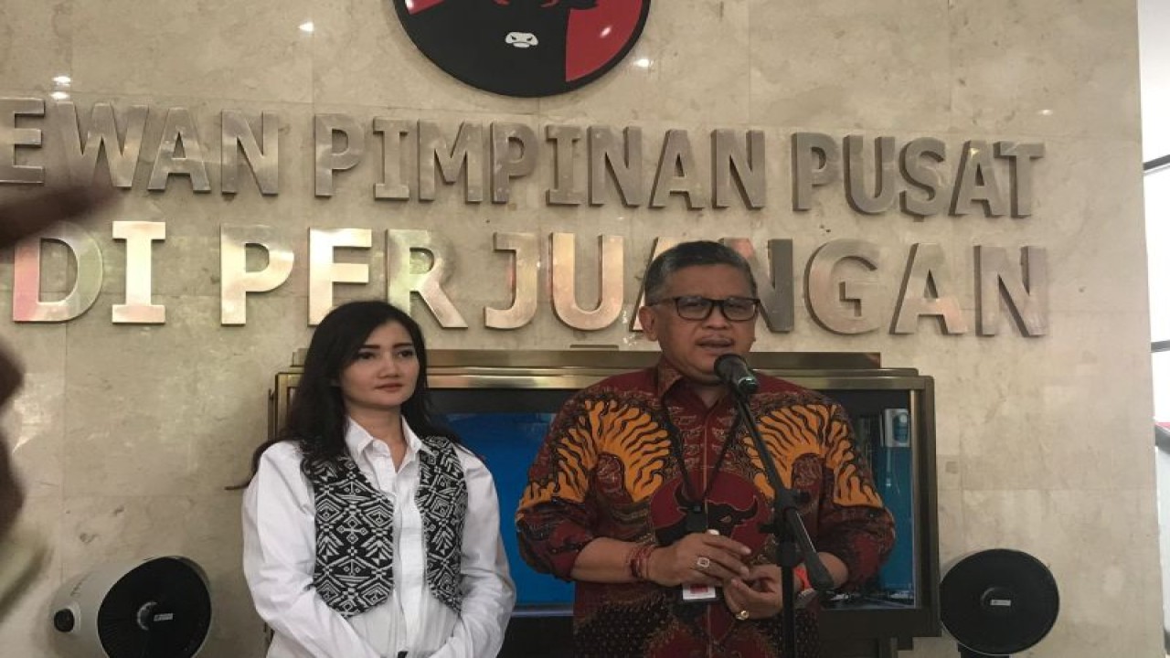 Sekretaris Jenderal PDI Perjuangan Hasto Kristiyanto (kanan) Di Kantor ...