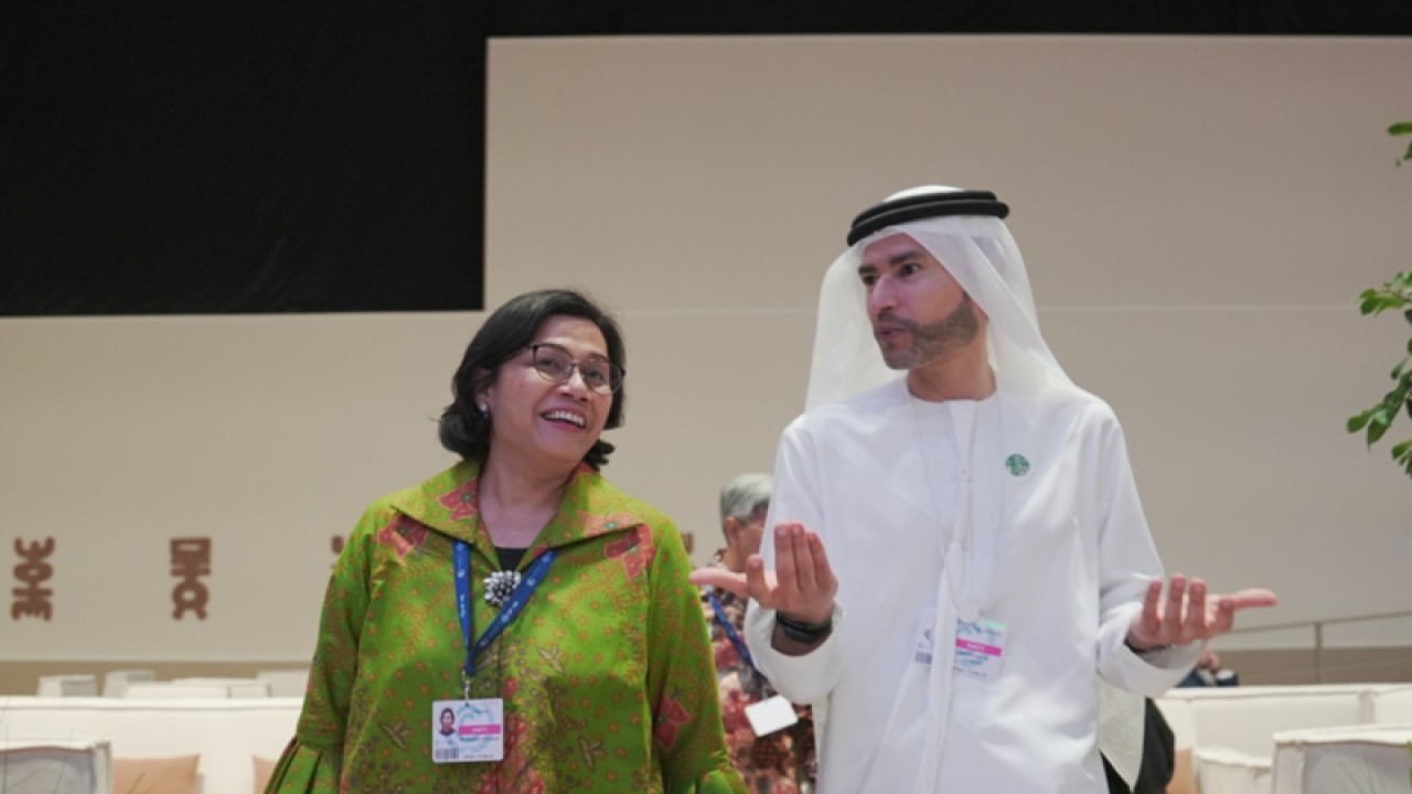 Menteri Keuangan (Menkeu) RI Sri Mulyani (kiri) dalam pertemuan bilateral dengan Menteri Keuangan Uni Emirat Arab (UEA) Mohamed bin Hadi Al Husaini (kanan) di sela perhelatan Conference of the Parties (COP) 28 di Dubai, Uni Emirat Arab, Senin (04/12/2023). (ANTARA/HO-Kementerian Keuangan)