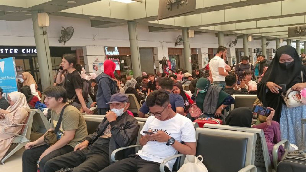 Sejumlah calon penumpang menunggu keberangkatan KA di Stasiun Pasar Senen, Jakarta, Sabtu (23/12/2023). ANTARA/Suci Nurhaliza