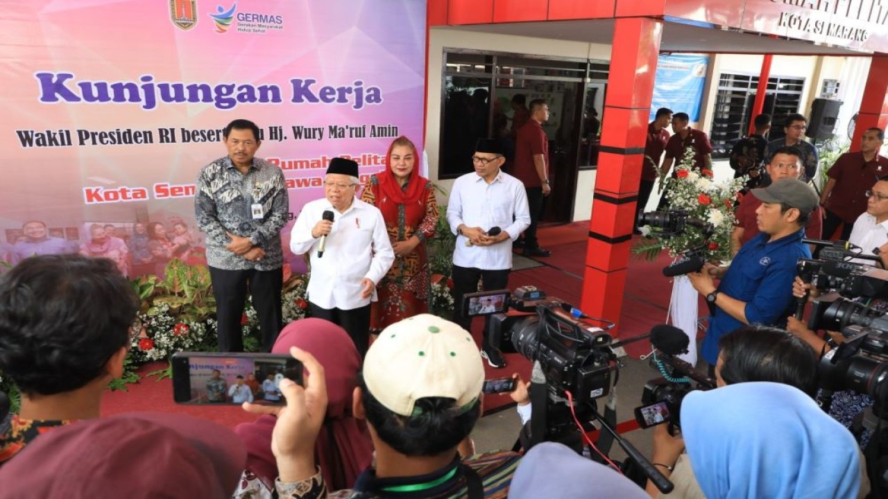 Wapres KH Ma'ruf Amin dan Penjabat Gubernur Jawa Tengah, Nana Sudjana, mengunjungi Rumah Pelita di Jalan Candi Pawon Timur 3, Semarang, Kamis (28/12/2023). (Istimewa/Humas Jateng)