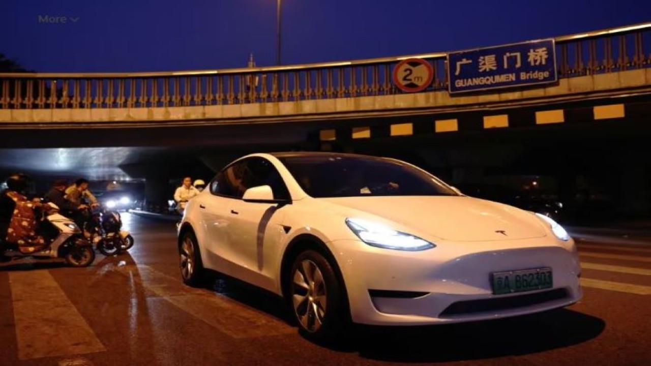 Kendaraan listrik Tesla melintas di jalan utama di Beijing, China, pada 31 Oktober 2023. (Dok/Tingshu Wang/Reuters)
