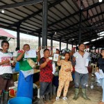 Tim BPJAMSOSTEK saat edukasi program kepada pedagang, di Pasar Bersehati, Manado, Selasa (19/12/2023). ANTARA/NancyvL Tigauw.-1702982730
