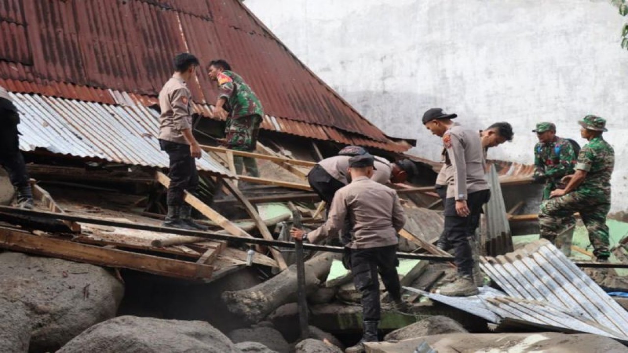 Personel TNI dan Polri membantu penanganan dampak banjir bandang dan longsor di Desa Simangulampe, Kecamatan Bakti Raja, Kabupaten Humbang Hasundutan, Provinsi Sumatera Utara, Sabtu (2/12/2023). (ANTARA/HO-Polda Sumut)