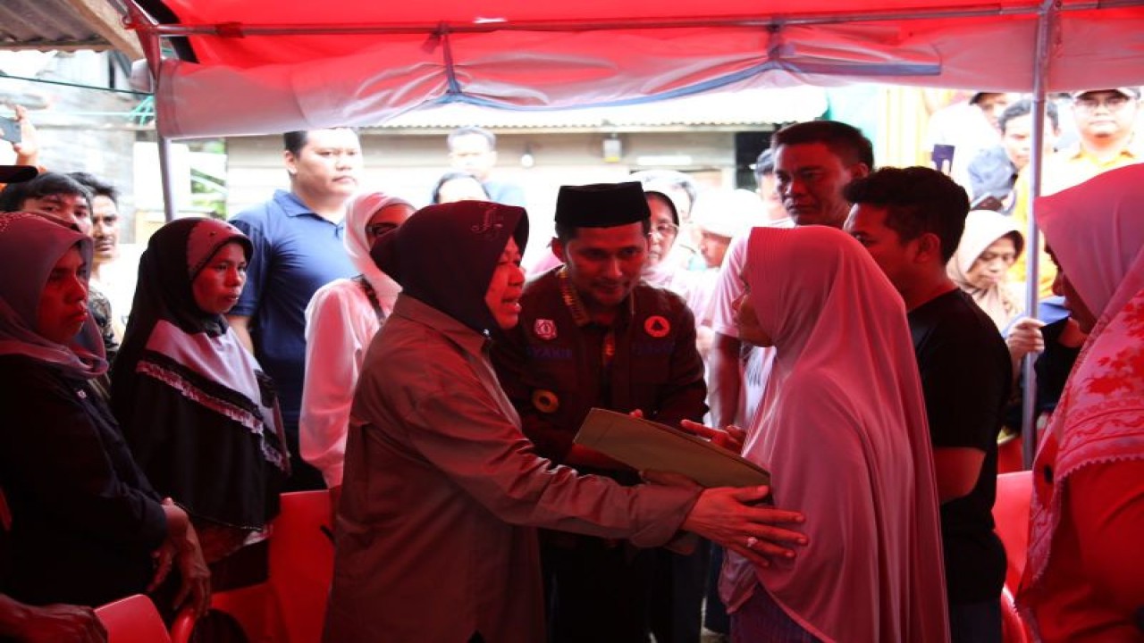 Menteri Sosial Tri Rismaharini meninjau dan memberi santunan keluarga penghuni pengungsian banjir di Kabupaten Aceh Tenggara, Aceh, Kamis (30/11/2023). (ANTARA/HO-Kemensos)