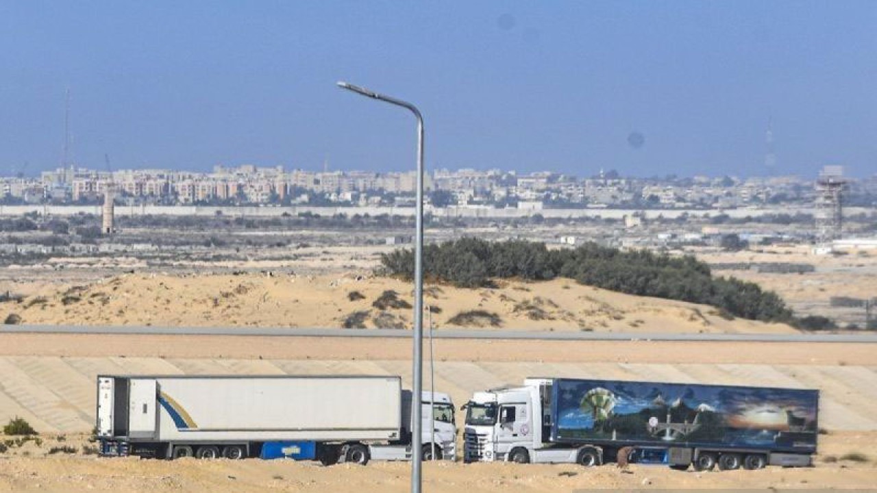 Arsip - Sejumlah truk antre untuk mengangkut barang bantuan kemanusiaan yang akan diberikan untuk warga Palestina di kawasan Mesir, Senin (6/11/2023). (ANTARA FOTO/Muhammad Adimaja/rwa.)