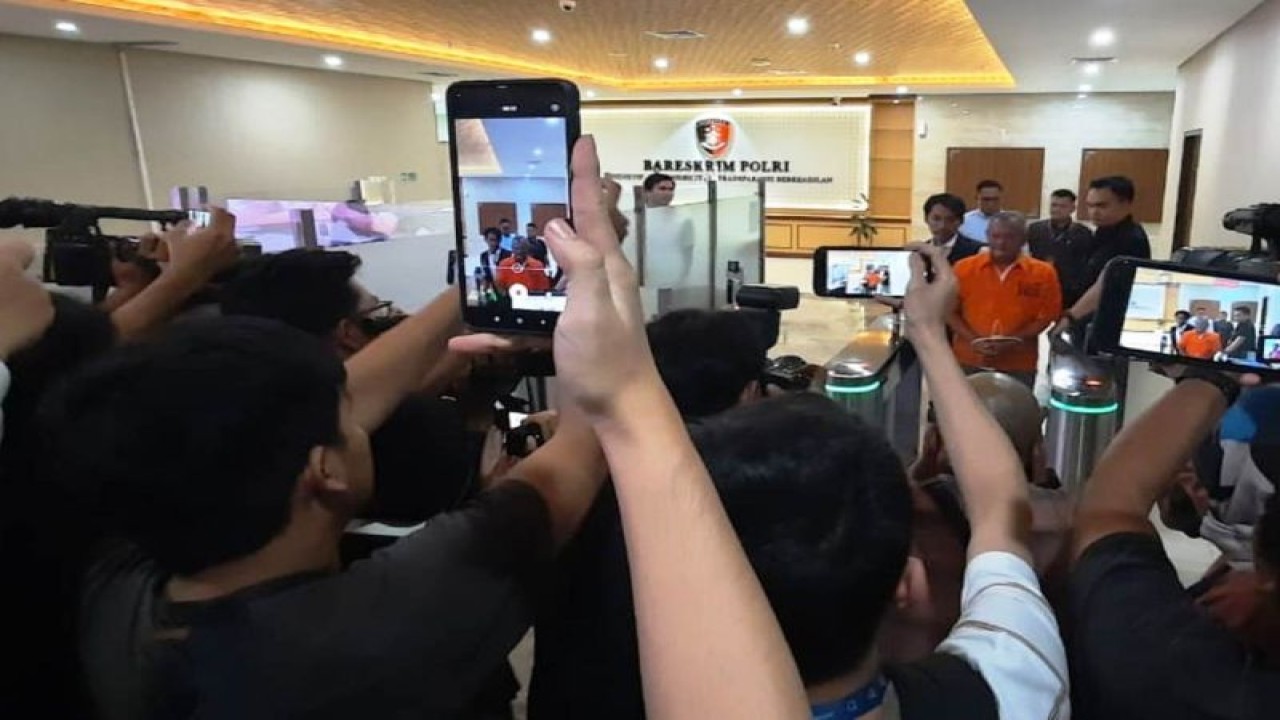 Penyidik Satgas Anti Mafia Bola Polri menahan Vigit Waluyo, tersangka pengaturan skor atau "macth fixing" pada pertandingan Liga 2 November 2018, Rabu (20/12/2023). ANTARA/Laily Rahmawaty