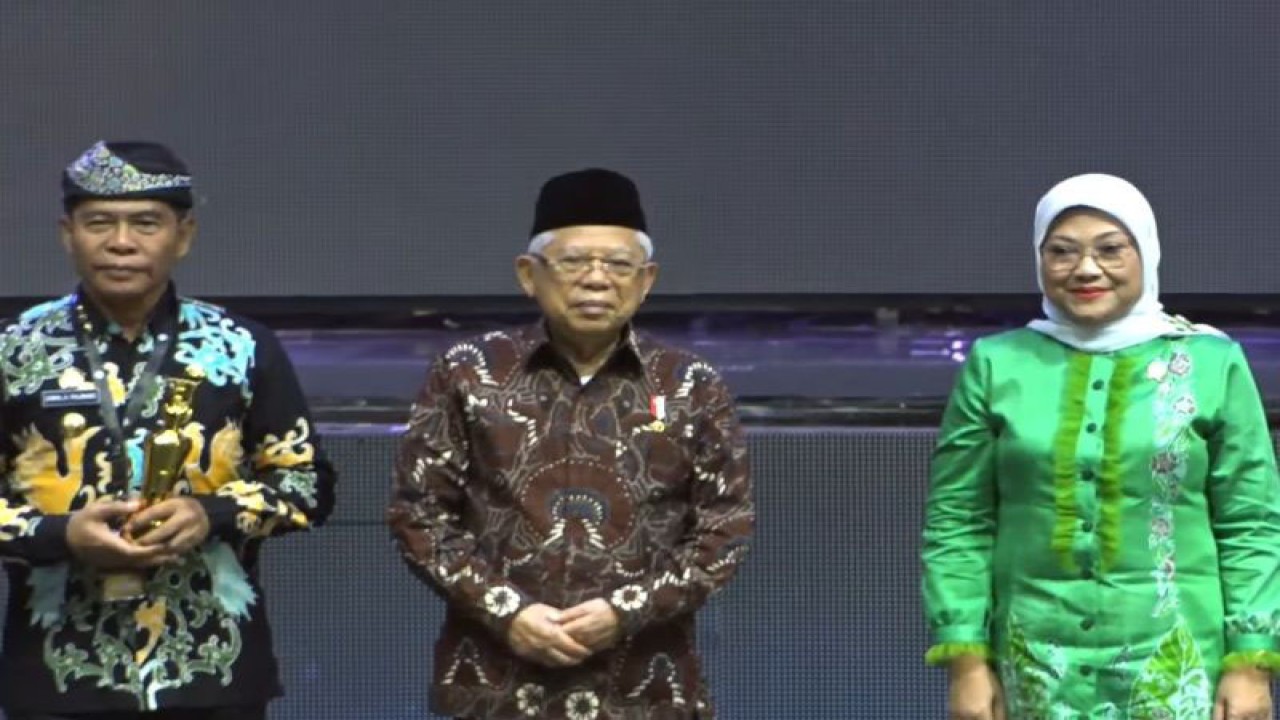 Tangkapan layar Wakil Presiden Ma'ruf Amin saat menghadiri acara Penganugerahan Naker Award Tahun 2023 di Balai Sarbini, Jakarta, Jumat (1/12/2023). ANTARA/Rangga Pandu Asmara Jingga