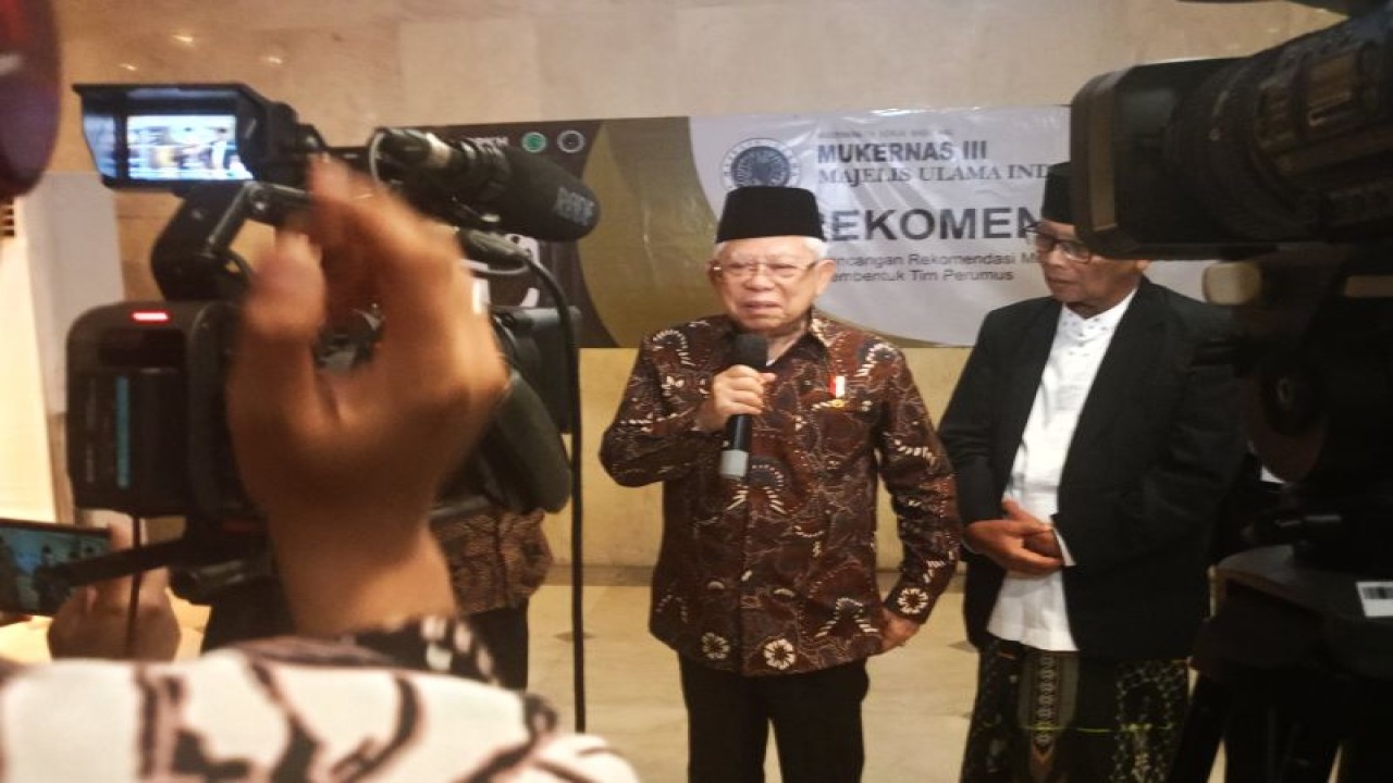 Wakil Presiden Ma'ruf Amin memberikan keterangan kepada wartawan usai menghadiri acara Mukernas III MUI di kawasan Ancol, Jakarta, Jumat (1/12/2023). ANTARA/Rangga Pandu Asmara Jingga
