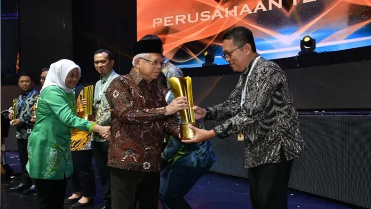 Wakil Presiden (Wapres) K.H. Ma’ruf Amin didampingi Menteri Ketenagakerjaan Ida Fauziyah menyerahkan plakat kepada para penerima penghargaan Naker Award 2023 di Balai Sarbini, Jakarta/Foto: Setwapres 