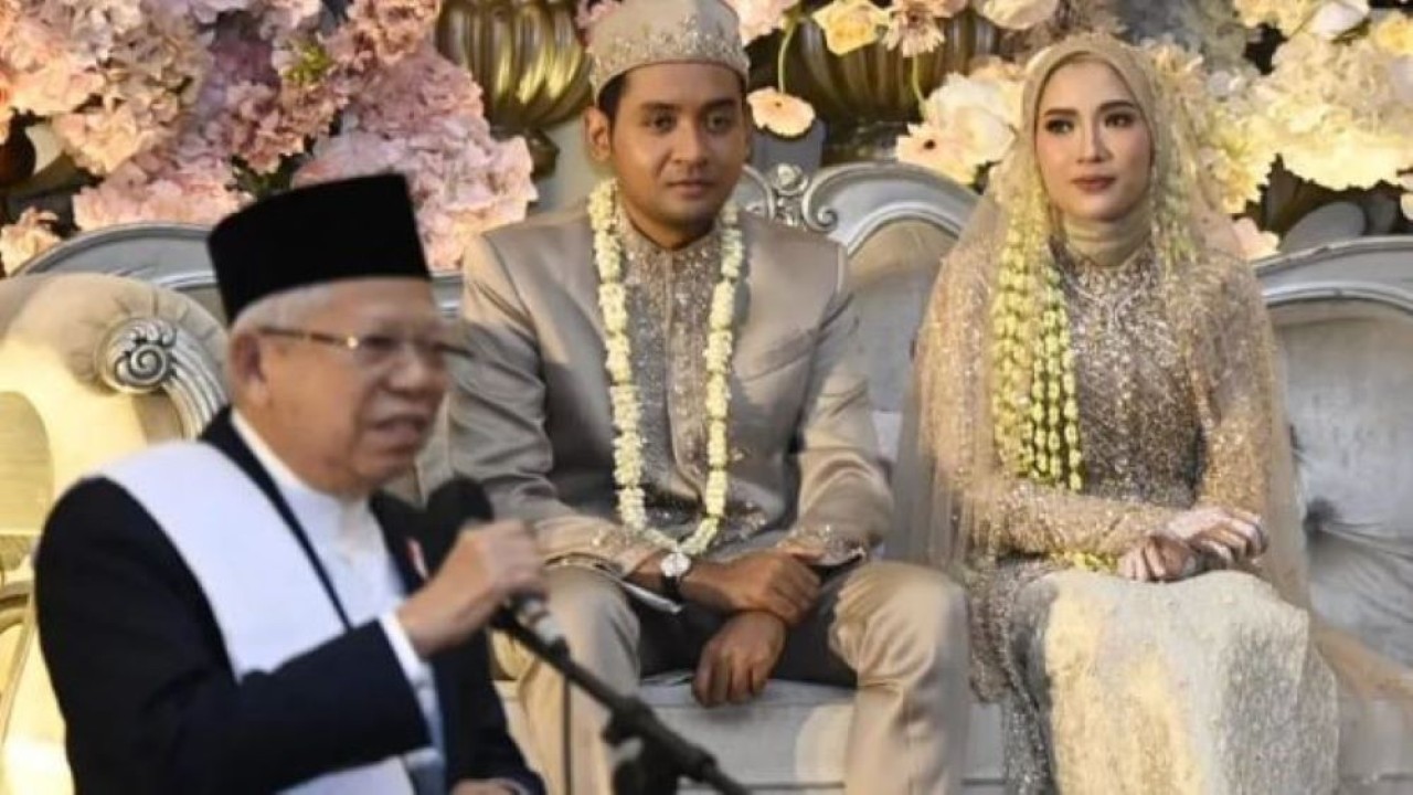 Wapres KH Ma'ruf Amin menghadiri prosesi akad nikah anak dari Staf Khusus Wapres Bidang Komunikasi dan Informasi (Jubir Wapres) Masduki Baidlowi dan Nur Aini Hasan, di Grand Ballroom, Al-Marwah, Masjid Nasional Al-Akbar Surabaya, Jawa Timur (Jatim), pada Sabtu (23/12/2023) pagi. (Foto: SK/AS-BPMI, Setwapres)