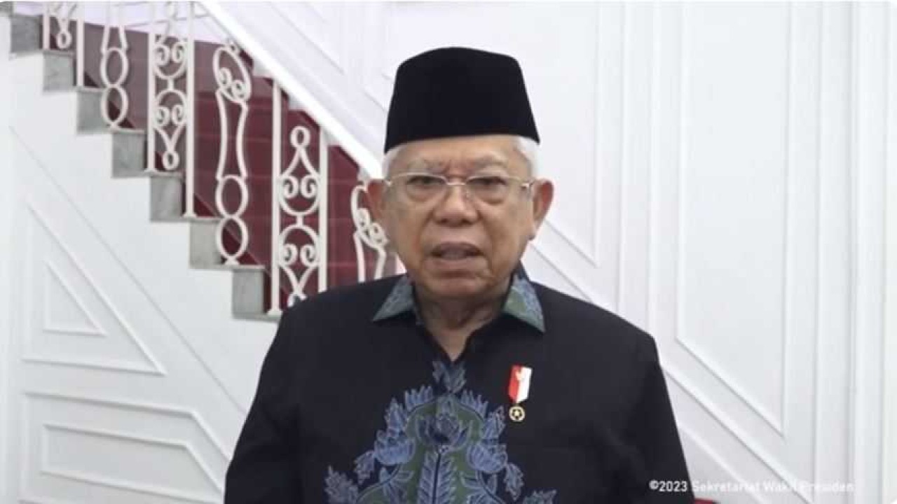 Wakil Presiden RI Ma'ruf Amin saat menyampaikan ucapan selamat Natal dan Tahun Baru 2024 melalui siaran video Sekretariat Wakil Presiden di Jakarta, Minggu (24/12/2023)/Foto tangkapan layar Youtube/Wakil Presiden RI