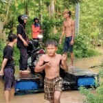 Warga OKU beraktifitas menggunakan perahu tongkang akibat banjir, Rabu. (ANTARA/Edo Purmana/23)-1701854617