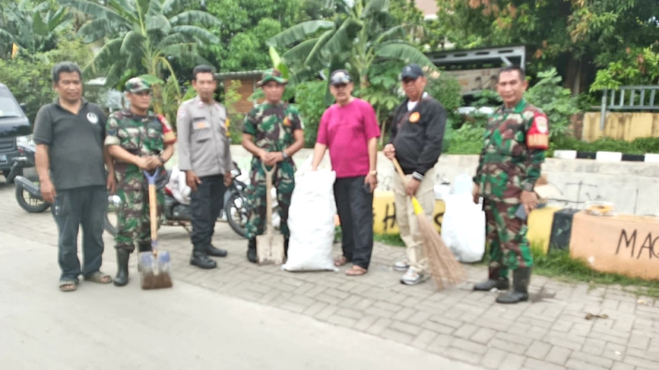 Warga Paninggilan Utara bersama TNI-Polri lakukan kerja bakti bersihkan Kali Wadas/istimewa