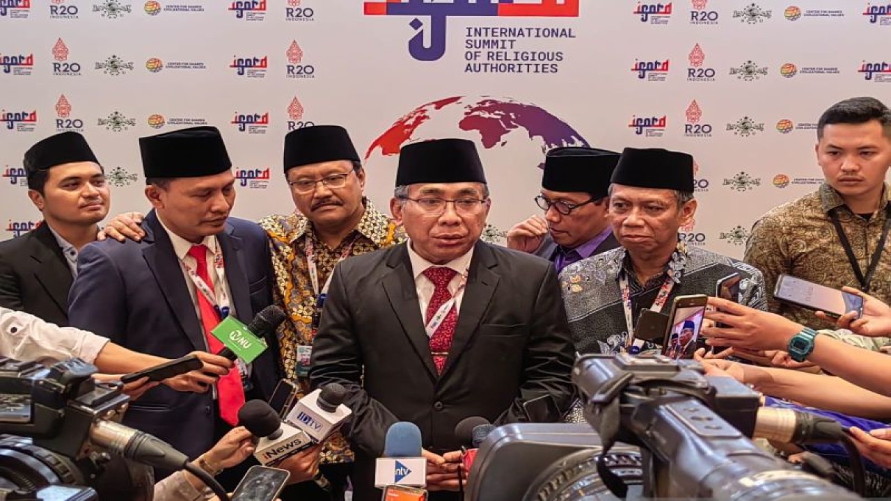 Ketua Umum PBNU Yahya Cholil Staquf seusai membuka gelaran R20 International Summit of Religious Authorities (ISORA) di Jakarta, Senin (27/11/2023). (ANTARA/Asep Firmansyah)