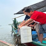 YBA-Ecoton lepas ribuan ikan di Kebun Raya Mangrove Surabaya-1702190241