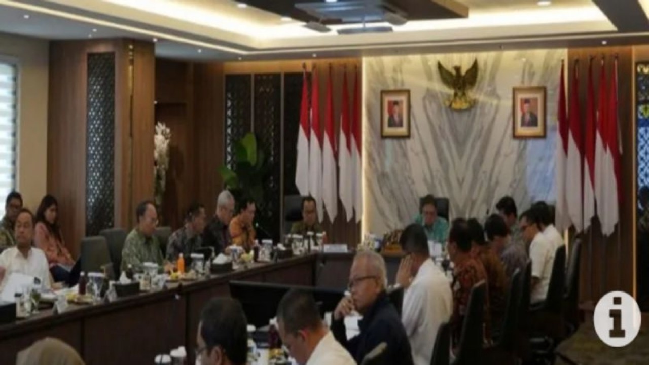 Bupati Tanah Bumbu Zairullah Azhar membahas program Kawasan Ekonomi Khusus (KEK) Setangga di Batulicin, Kalimantan Selatan pada beberapa waktu lalu. (ANTARA/HO-Diskominfo Tanah Bumbu)