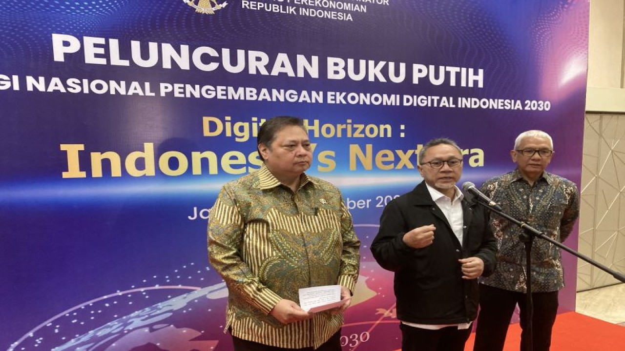 Menteri Perdagangan Zulkifli Hasan menjawab pertanyaan wartawan usai kegiatan peluncuran Buku Putih Strategi Nasional Pengembangan Ekonomi Digital Indonesia 2030 di Jakarta, Rabu (6/12/2023). (ANTARA/Imamatul Silfia)