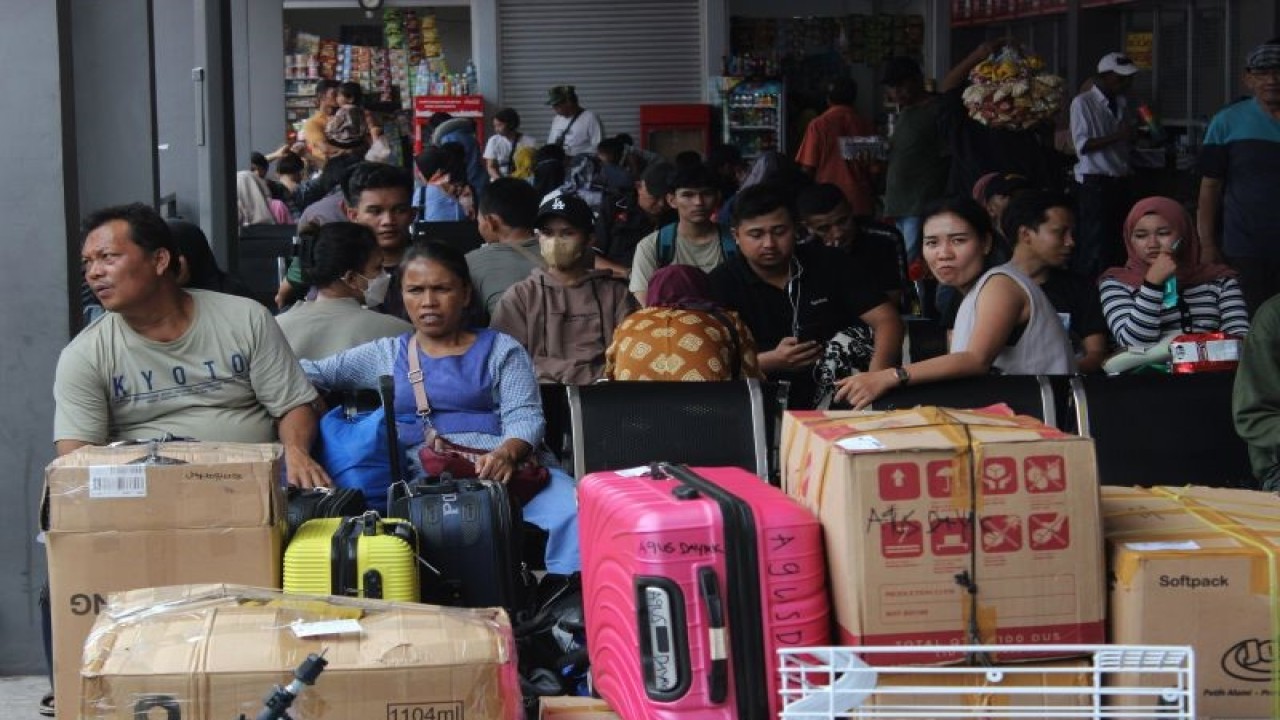 Arsip Foto - Sejumlah penumpang menunggu keberangkatan bus di Terminal Kalideres, Jakarta, Senin (1/1/2024). ANTARA FOTO/Rina Nur Anggraini/wpa/foc.