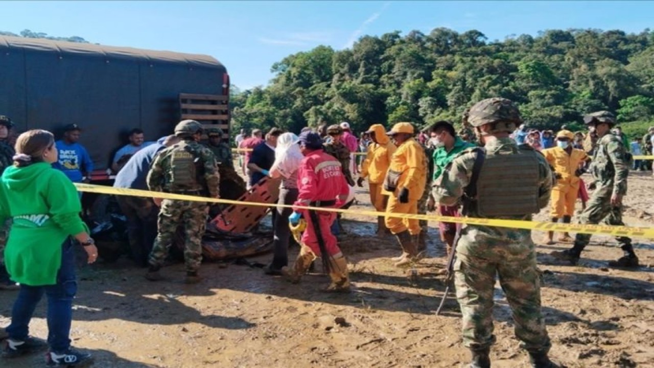 Tanah longsor yang disebabkan oleh hujan lebat di barat laut Kolombia menewaskan sedikitnya 23 orang dan melukai puluhan orang di jalan raya yang sibuk, kata pihak berwenang di Bogota, Kolombia, Sabtu, 13 Januari 2024. (ANTARA/Anadolu)