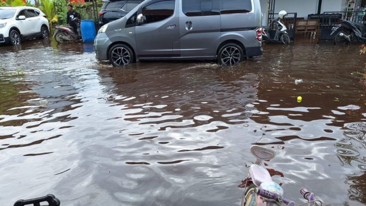 Pemukiman warga di Kecamatan Sungai Ambawnag yang terdampak banjir rob, Minggu (14/1/2024) (ANTARA/Rendra Oxtora)