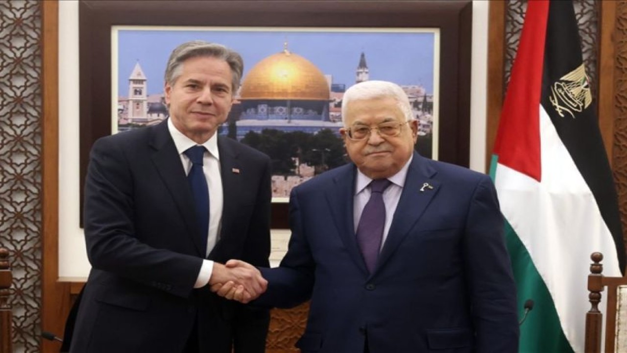 Arsip - Presiden Palestina Mahmoud Abbas (kanan) berjabatan tangan dengan Menteri Luar Negeri Amerika Serikat Antony Blinken. ANTARA/Anadolu/tm