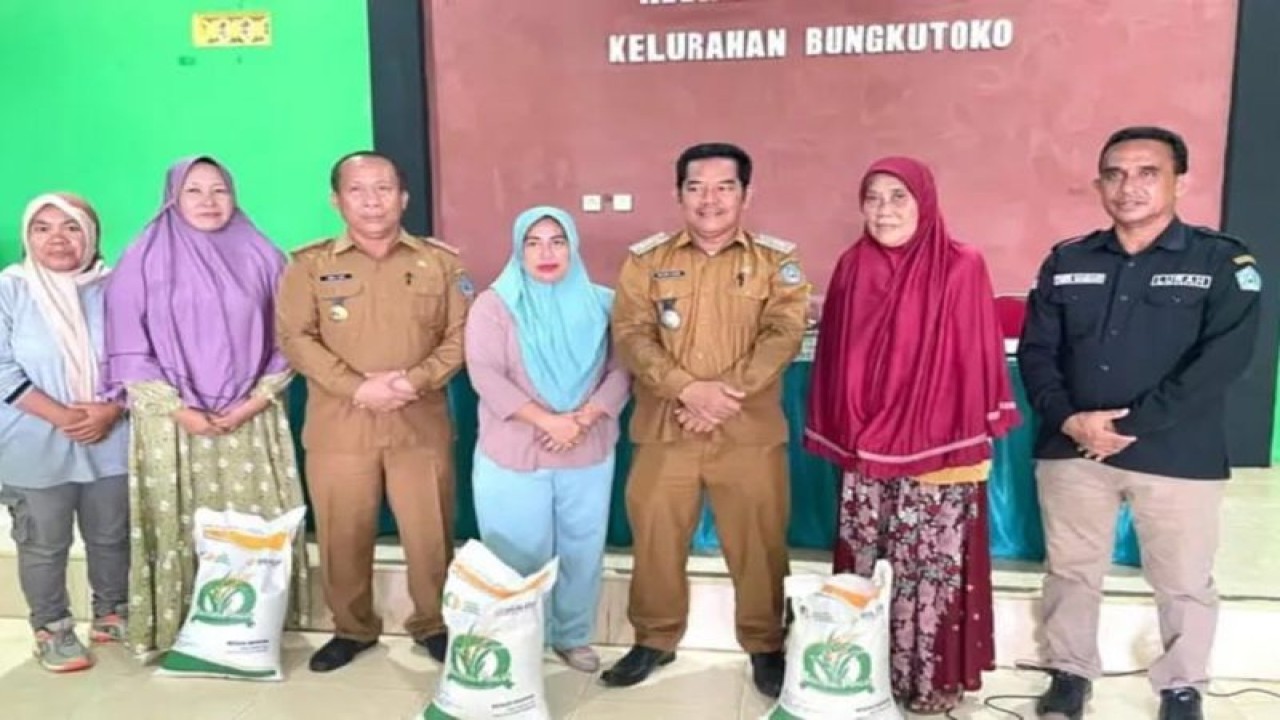 Kepala Dinas Ketahanan Pangan Kota Kendari Abdul Rauf saat menyalurkan bantuan di Kelurahan Bungkutoko. ANTARA/La Ode Muh Deden Saputra