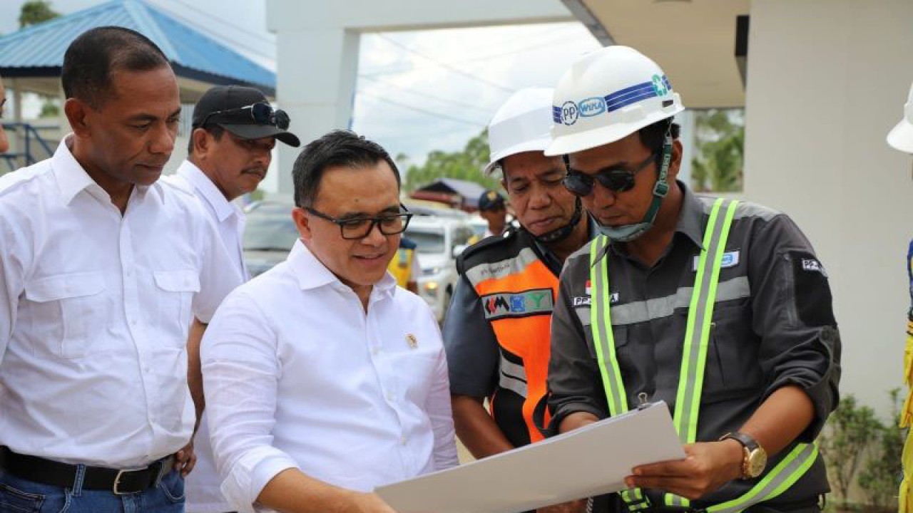 Menteri PANRB Abdullah Azwar Anas saat meninjau area di IKN. (ANTARA/HO-Humas Kementerian PANRB)