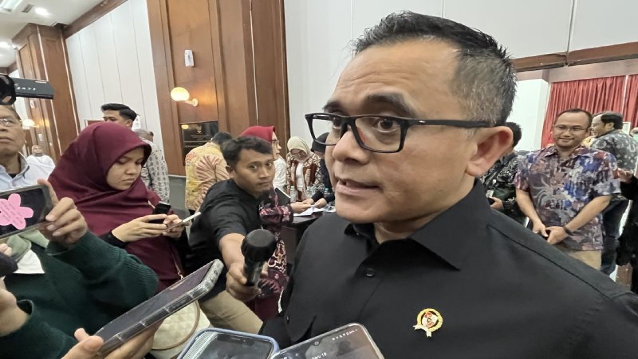 Menteri Pendayagunaan Aparatur Negara dan Reformasi Birokrasi (Menpan RB) Abdullah Azwar Anas dalam "doorstop" pasca-Rapat Komite Manajemen Risiko Pembangunan Nasional (MRPN) di Gedung Bappenas, Jakarta, Selasa (30/01/2024). ANTARA/M. Baqir Idrus Alatas