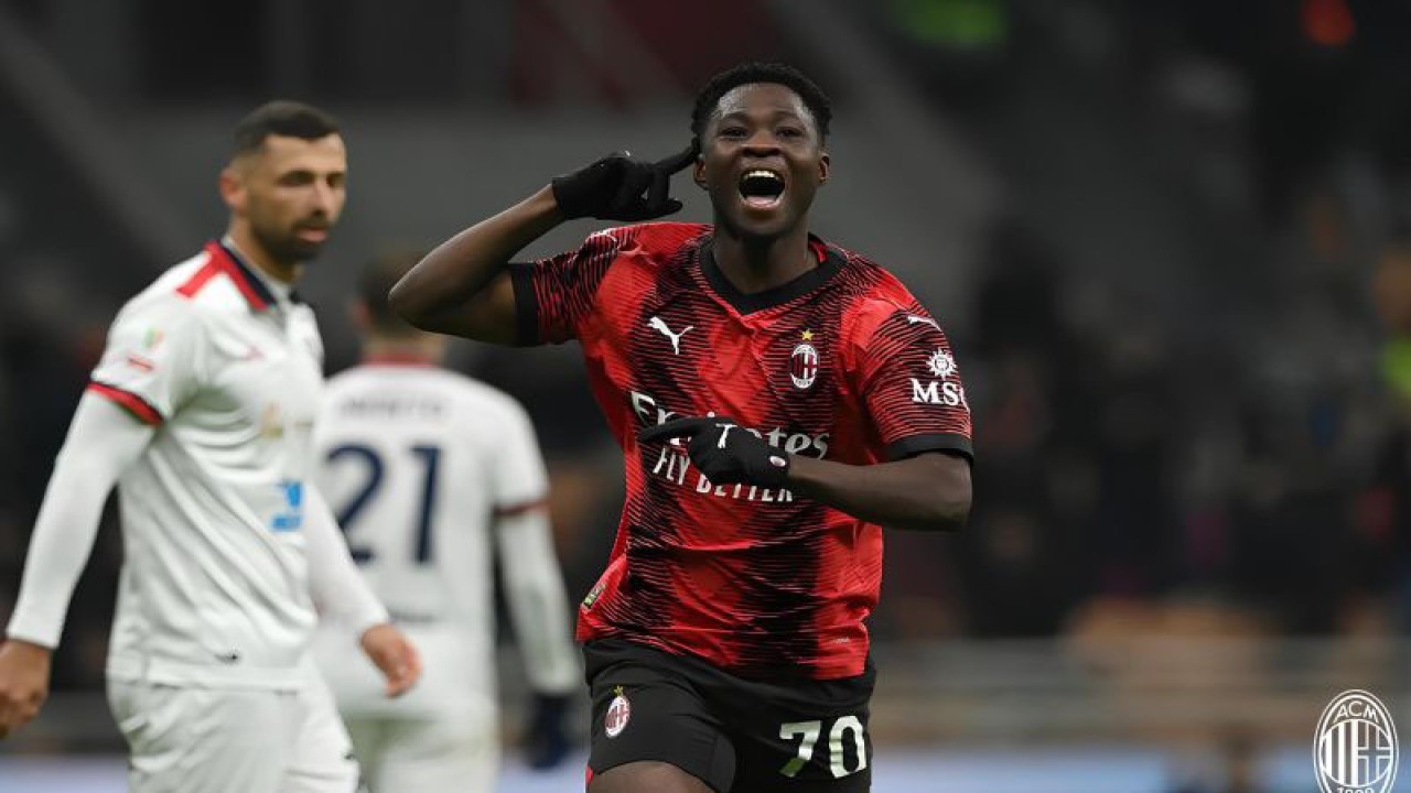 Arsip - Pemain muda AC Milan Chaka Traore berselebrasi ketika mencetak gol perdananya untuk tim saat membantu Rossoneri menang telak 4-1 melawan Cagliari dalam ajang Coppa Italia, di San Siro, Rabu (3/1/2024). (ANTARA/AC Milan)