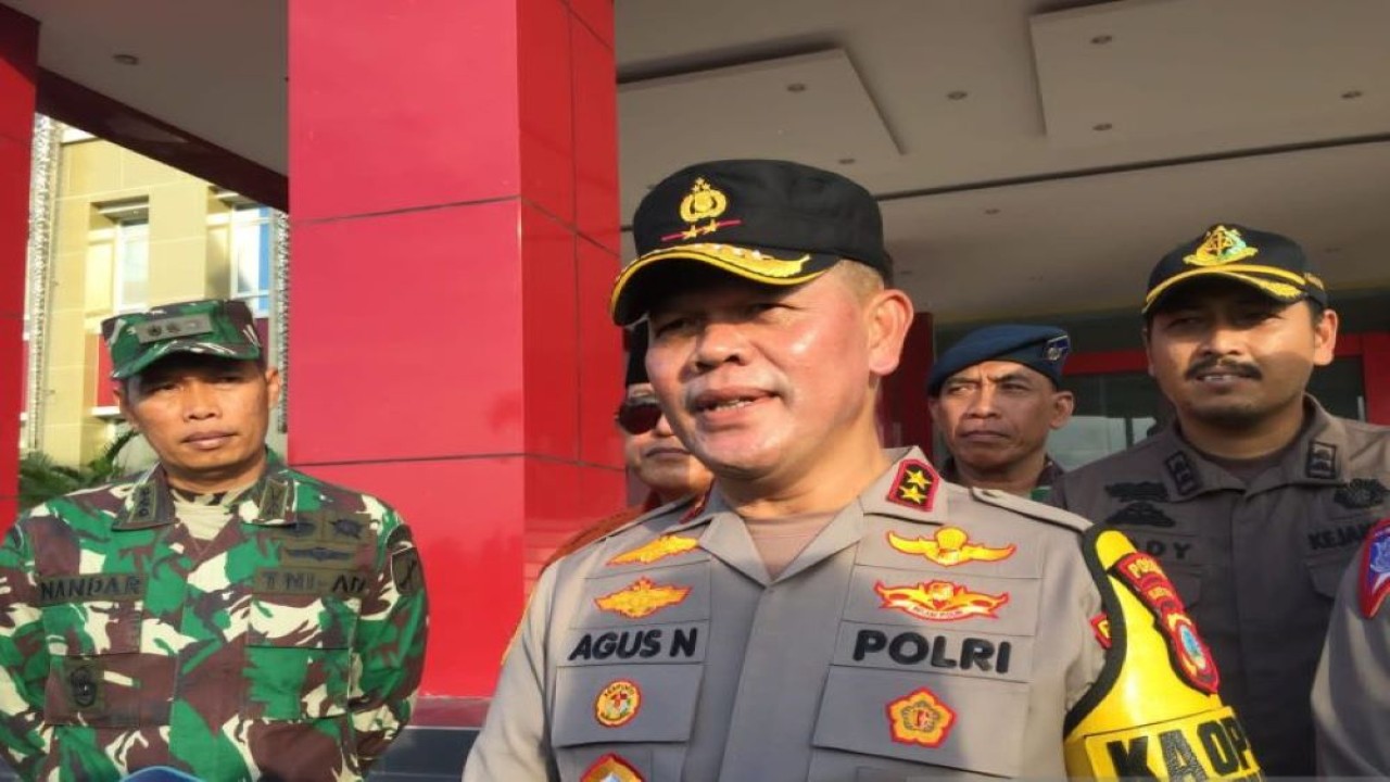 Dok- Kapolda Sulteng Irjen Pol Agus Nugroho memberikan keterangan kepada sejumlah wartawan terkait upaya pengamanan perayaan Natal 2023 dan Tahun Baru 2024. ANTARA/Kristina Natalia