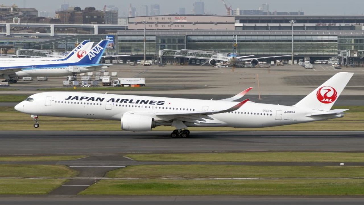 Sebuah pesawat Airbus A350 milik maskapai Japan Airline tinggal landas di Bandara Haneda, Tokyo, Jepang, pada 25 April 2023. Pesawat jenis ini milik maskapai itu terbakar pada Selasa 2 Januari 2024 setelah tabrakan dengan sebuah pesawat Penjaga Pantai Jepang. (Takeshi Osada via Flickr)