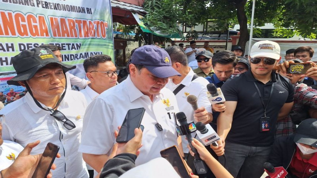 Airlangga Hartarto saat menjawab pertanyaan wartawan di Indramayu, Jawa Barat, Rabu (24/1/2024) (ANTARA/Bayu Saputra)