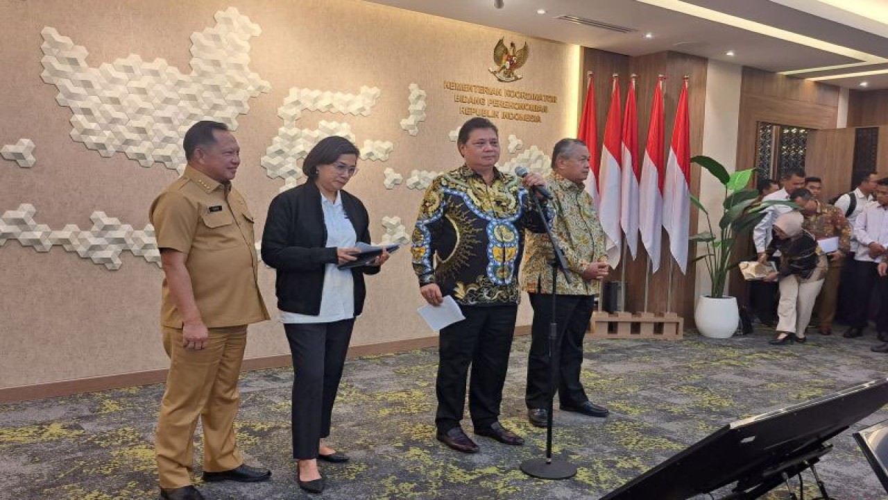 Menteri Koordinator Bidang Perekonomian RI Airlangga Hartarto (dua dari kanan) berbicara dalam konferensi pers HLM TPIP di Kantor Kementerian Koordinator Bidang Perekonomian, Jakarta, Senin (29/1/2024). ANTARA/Martha Herlinawati Simanjuntak