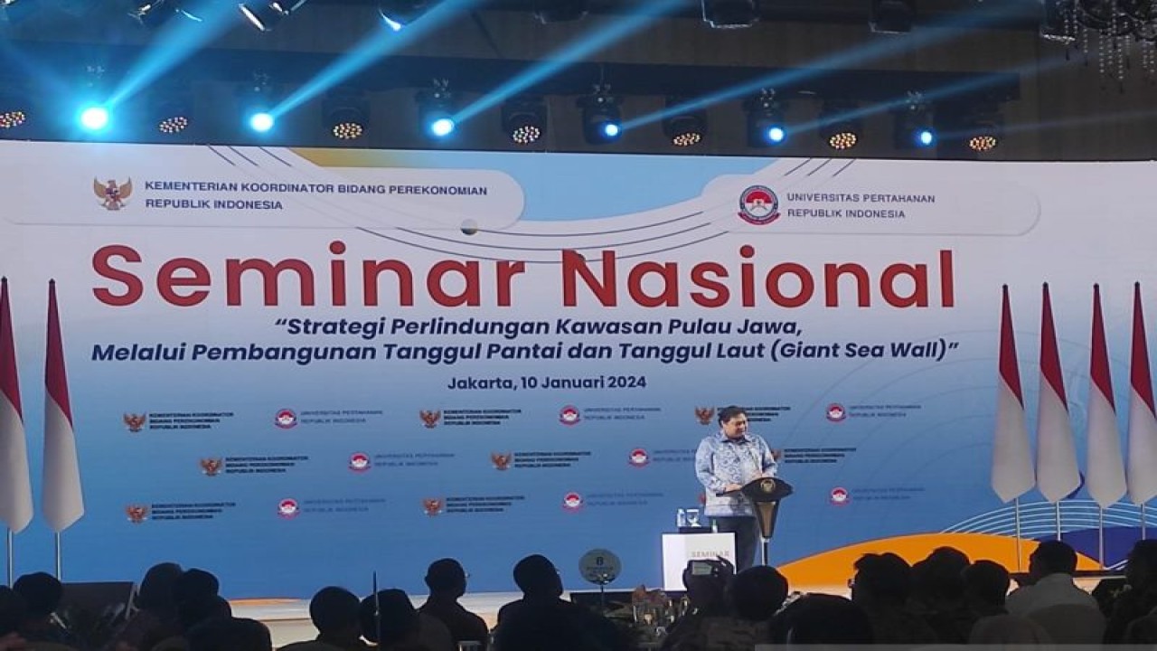 Menko Airlangga saat menyampaikan sambutan dalam Seminar Nasional "Strategi Perlindungan Kawasan Pulau Jawa, Melalui Pembangunan Tanggul, Pantai, dan Tanggul Laut (Giant Sea Wall)" di Jakarta, Rabu (10/1/2024). ANTARA/Bayu Saputra.