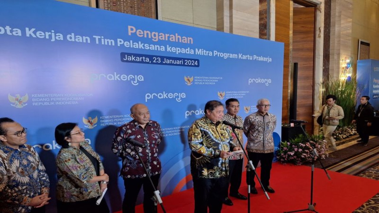 Menko Airlangga dalam konferensi pers Pengarahan Komite Cipta Kerja dan Mitra Program Kartu Prakerja di Jakarta, Selasa (23/1/2024). ANTARA/Bayu Saputra.