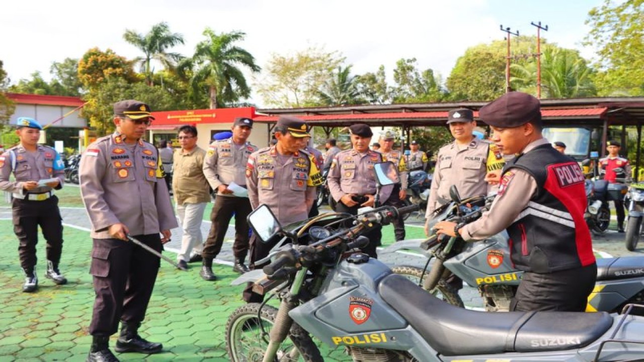 Kapolres Natuna AKBP Nanang Budi Santosa (kiri) saat melakukan pengecekan sarpras yang akan digunakan pada pengamanan pemilu 2024 di Natuna, Kepulauan Riau, Selasa (30/1/2024). ANTARA/HO-Polres Natuna.