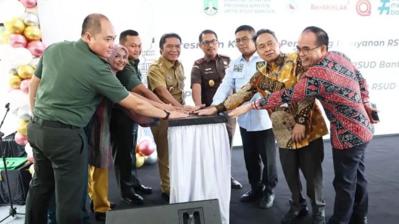 Pj Gubernur Al Muktabar meresmikan penunjang layanan dan teaching hospital RSUD Banten, pada Kamis (25/1/2024). (Istimewa)