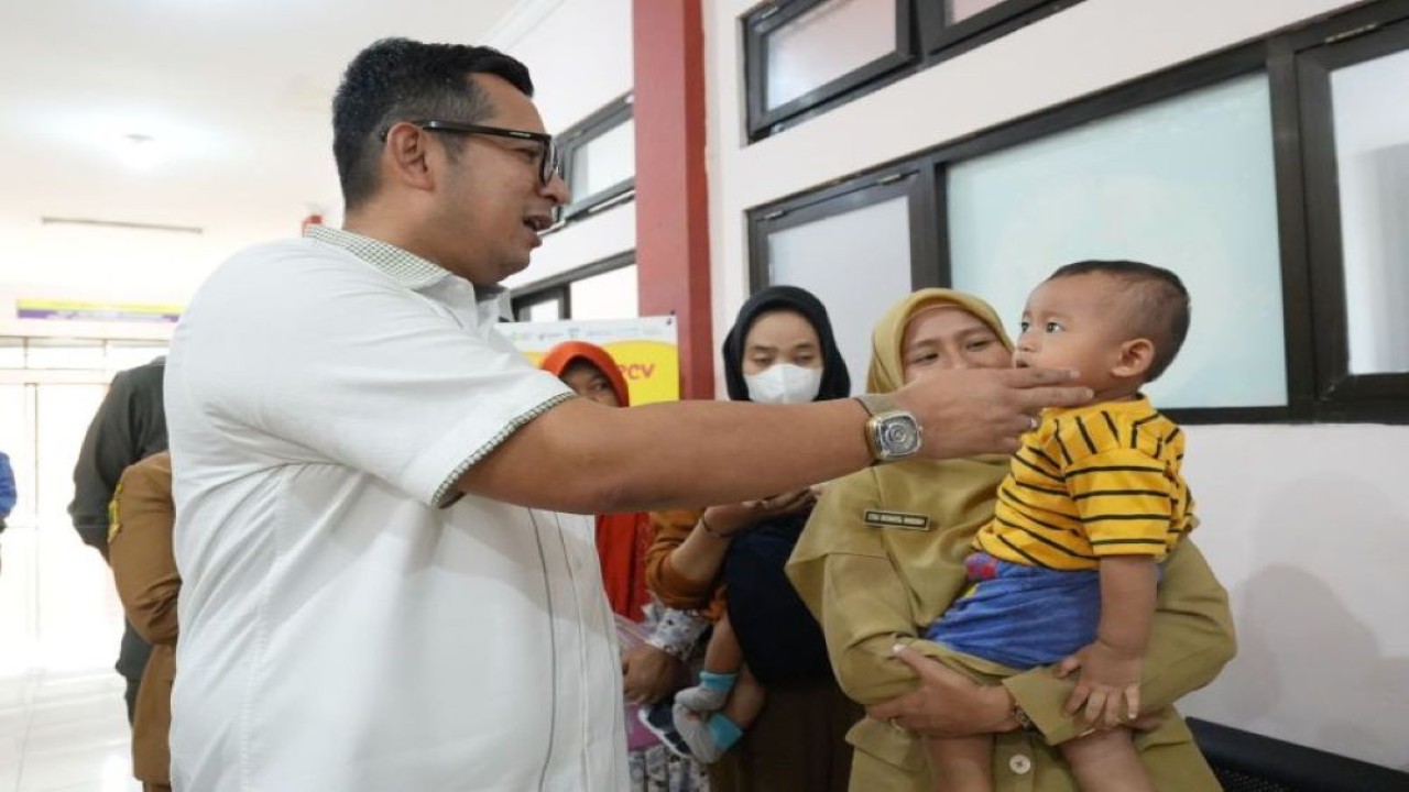 Pj Wali Kota Mojokerto Ali Kuncoro (kiri) saat melakukan sidak di Puskesmas Kedundung, Selasa (9/1/2024). ANTARA/HO-Pemkot Mojokerto.